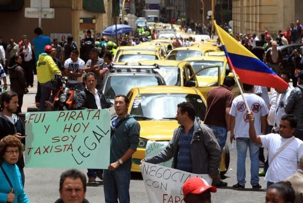 Docenas de taxistas protestaron el 29 de julio de 2015, exigiendo la salida de la aplicación tecnológica Uber en Cali, en Colombia.