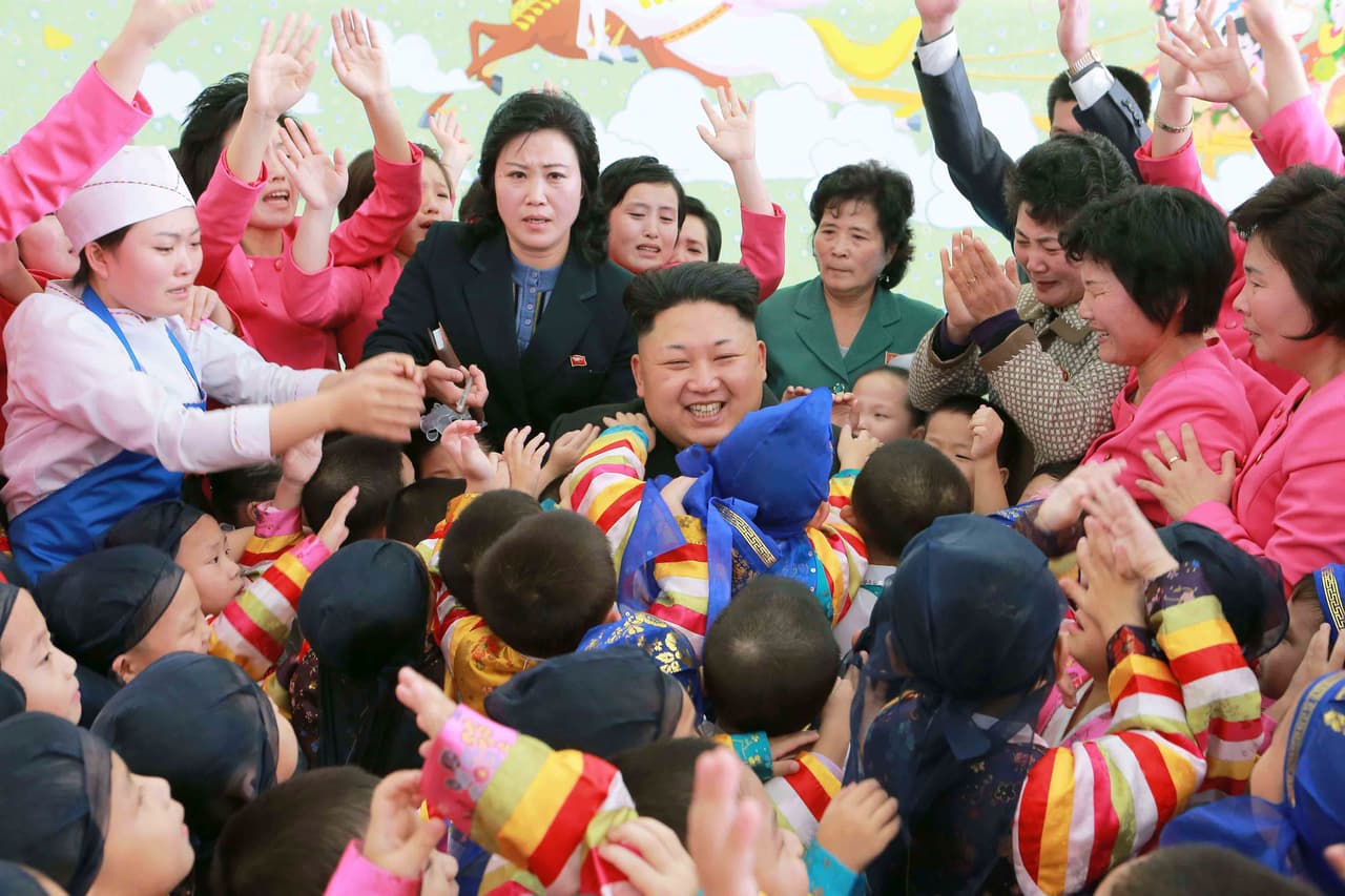 Empleadas de un orfanato en Pyongyang reciben al presidente, el día de Año Nuevo de 2015.