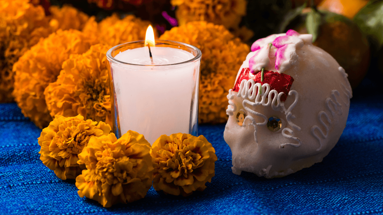 Tutorial: Cómo hacer flores de cempasúchil de papel para tu ofrenda de Día de Muertos