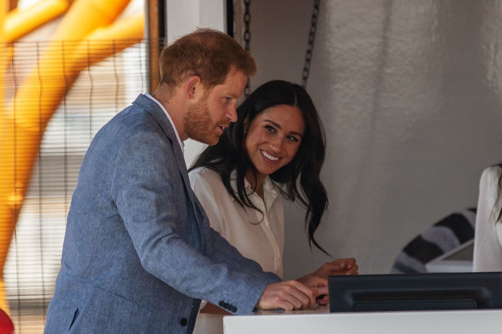 Según la prensa británica, funcionarios del palacio de Buckingham 
<b><a href="https://www.univision.com/famosos/los-5-temas-mas-controversiales-que-han-salido-a-la-luz-en-el-nuevo-libro-acerca-de-meghan-markle-y-el-principe-harry-fotos" target="_blank">estaban molestos</a></b> porque los duques de Sussex les habían ocultado esta entrevista. 
<br>
