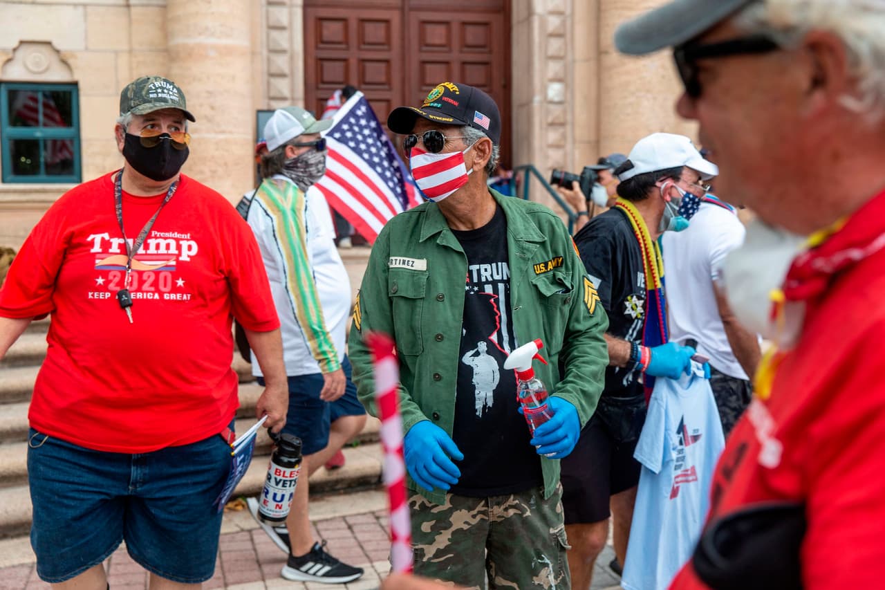 Los manifestantes se reunieron enfrente de la Torre de la Libertad en el Downtown de Miami, el sábado. Florida reportó ese mismo día más de 30 mil casos de coronavirus. 
<br>