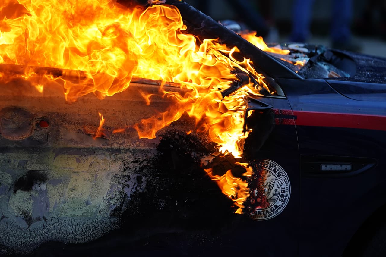 Un carro de policía es incendiado por los manifestantes durante la protesta en Atlanta por la muerte de George Floyd en Minneapolis.