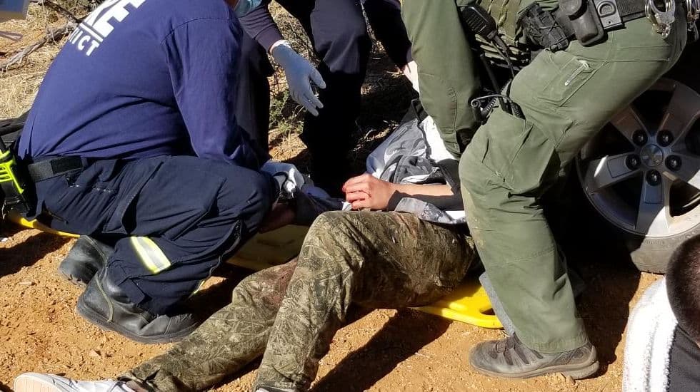 Las autoridades fronterizas rescatan a dos indocumentados de la cajuela de un vehículo.