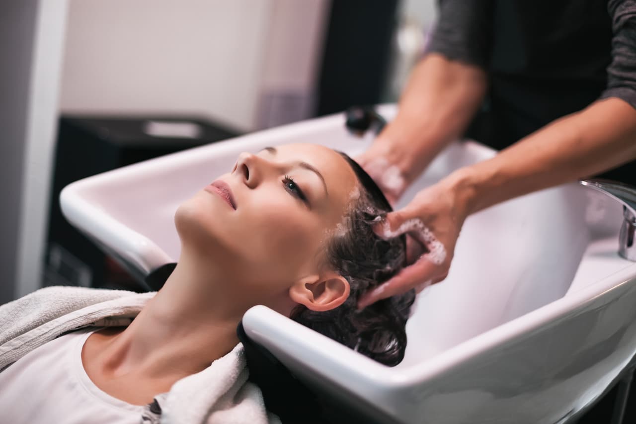 <b>Puesto 1. Lavadores de cabello</b>. Masajean, lavan con champú, acondicionan y enjuagan el cabello de los clientes antes de cortes o peinados. Ganan un salario anual promedio de 22,910 dólares, unos 10.84 por año.