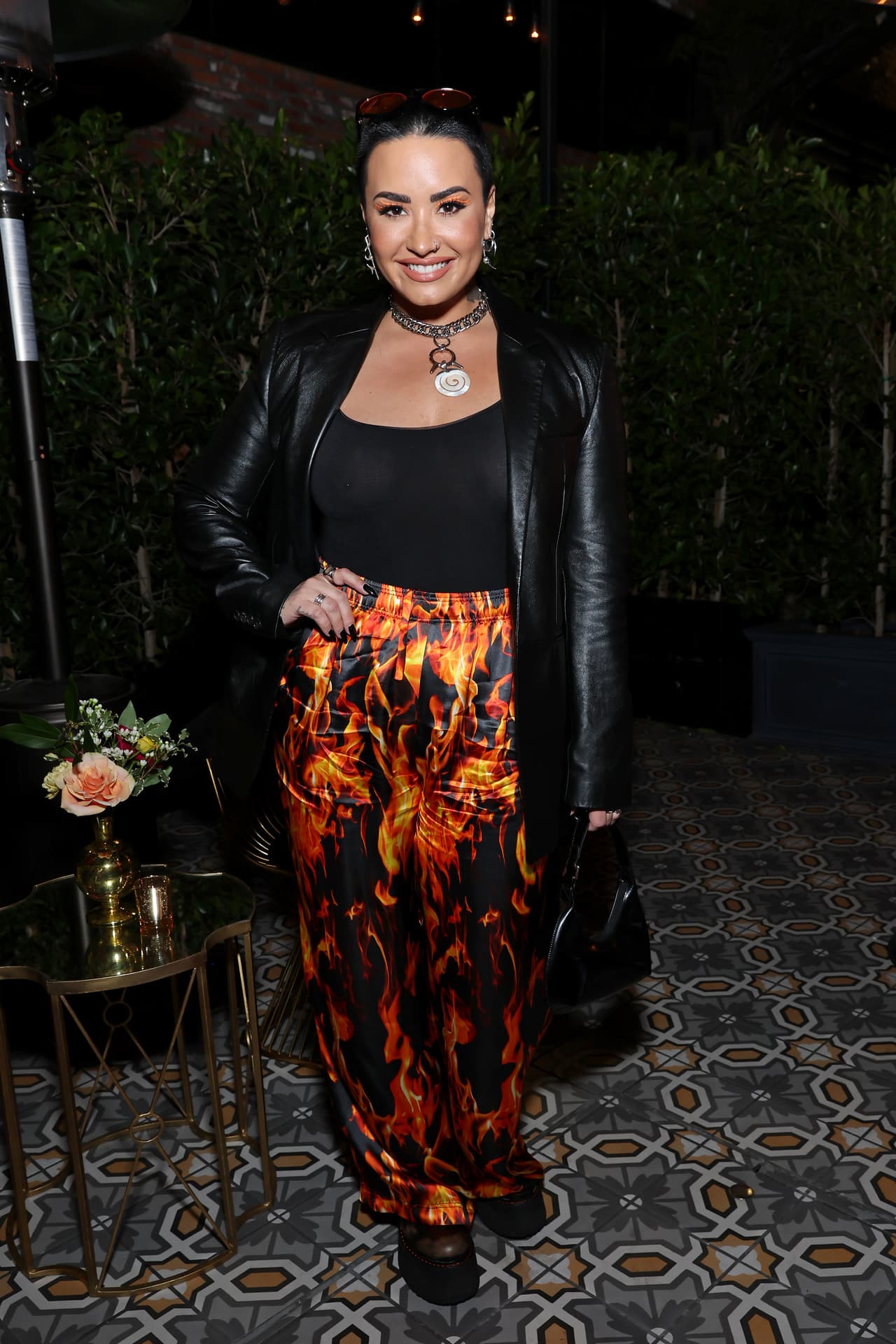 <b>Demi Lovato </b>
<br>En su podcast ‘4D With Demi Lovato’ la cantante comentó que tras varios meses de reflexión, decidió anunciar que es una persona no binaria, esto en 2021.