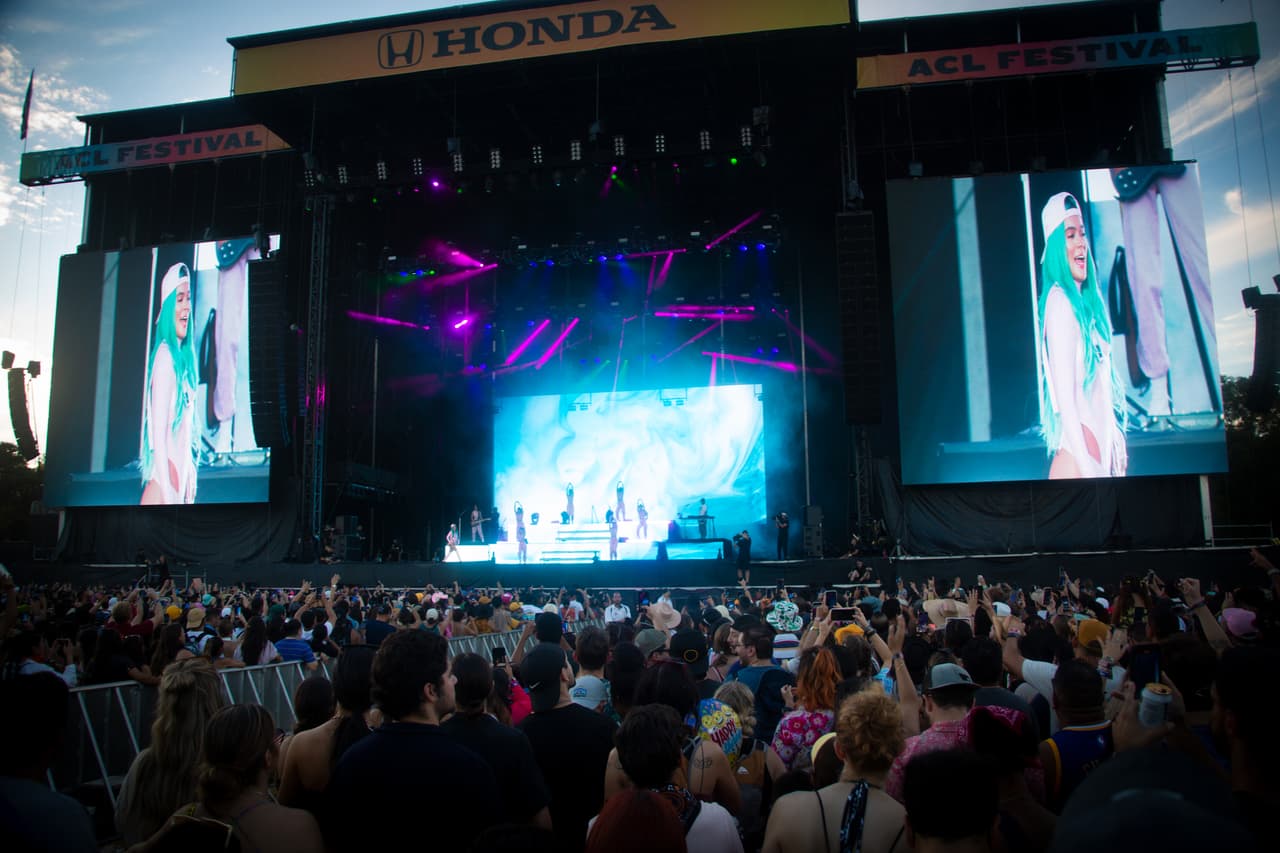 Pero la fuerza latina no se hizo esperar, con presentaciones como la del puertorriqueño Lunay y la colombiana Karol G que sorprendieron a sus fans con sus famosos temas.
