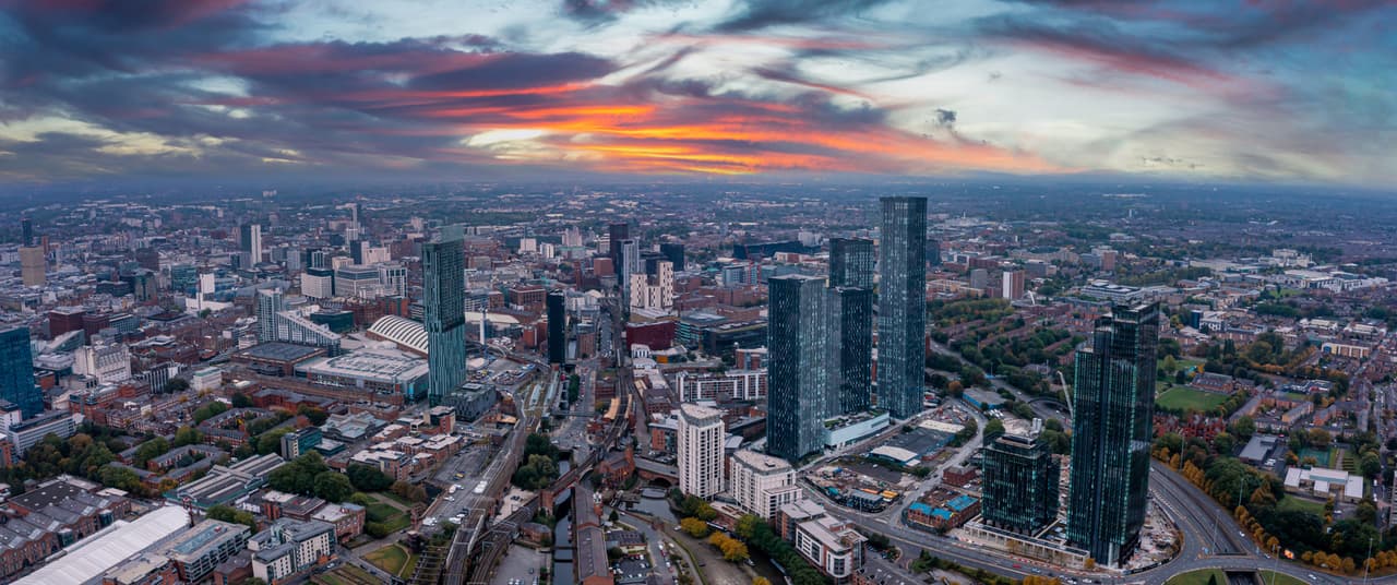 <h3 class="cms-H3-H3">Manchester, Reino Unido</h3>
<br>
<b>Categoría: </b>Familia
<h3 class="cms-H3-H3"> </h3>
<br>
<br>Ideal para inspirarte con su escena artística urbana, en Manchester también podrás también visitar los icónicos estadios de dos de los equipos de fútbol más populares del mundo.