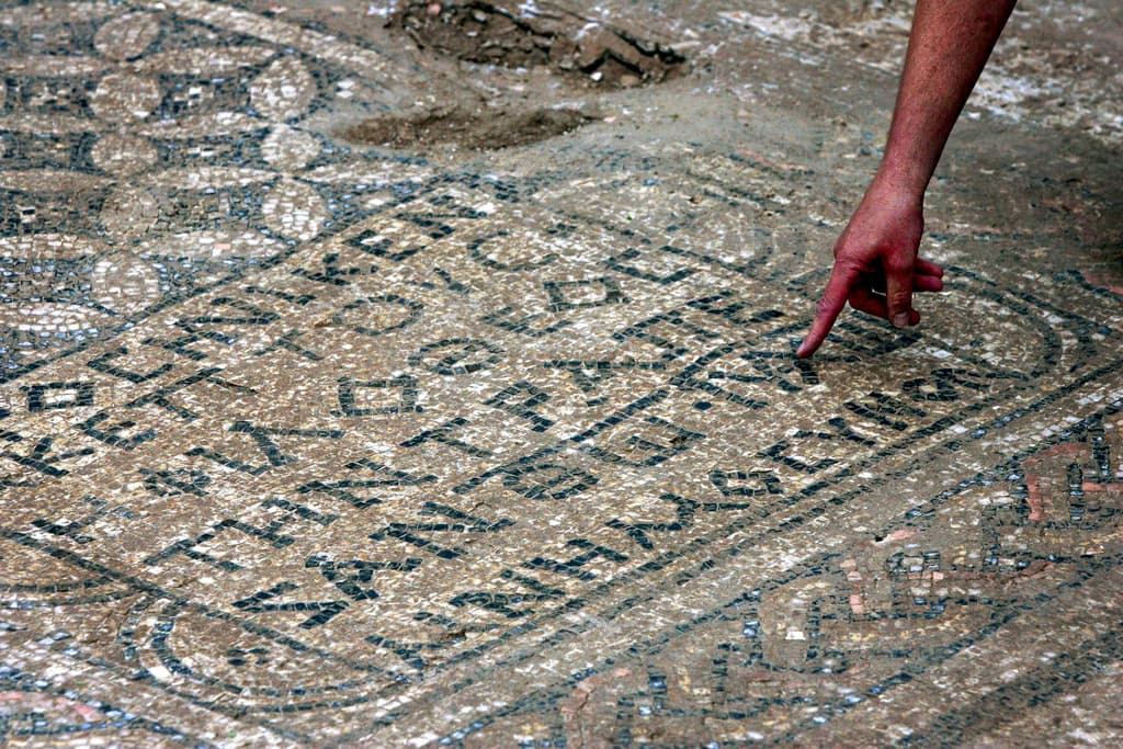 Inscripciones en el mosaico de más de 1,800 años de antigüedad.