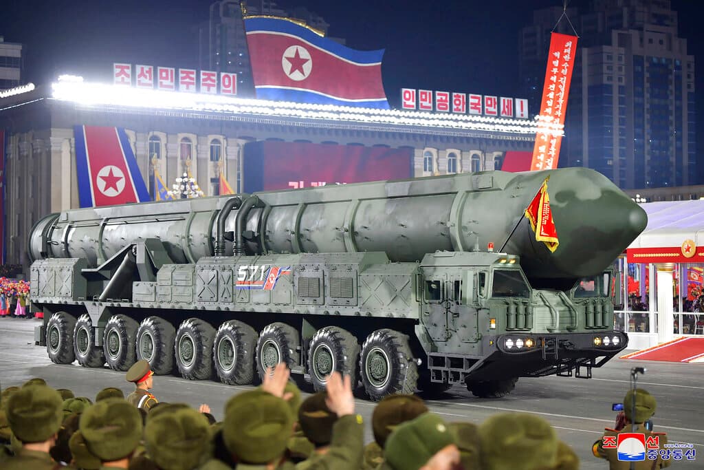A la exhibición de los misiles Hwasong-17 siguió otro de gran tamaño y transportado en un vehículo de 9 ejes. Kim Dong Yub, profesor de la Universidad de Estudios Norcoreanos de Seúl, dijo que probablemente se trataba de una versión de un misil balístico intercontinental de combustible sólido que el Norte lleva años intentando desarrollar.