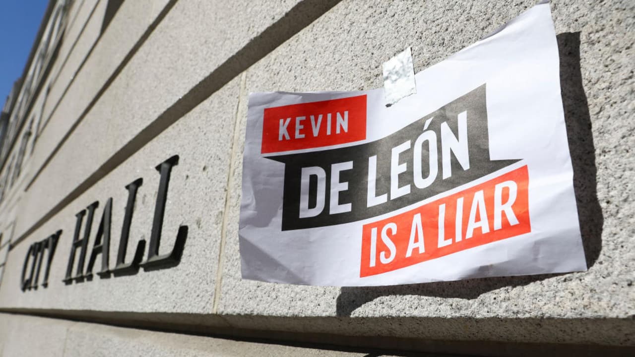 A falta de un correo, está lista la revocatoria en contra del concejal de Los Ángeles Kevin de León