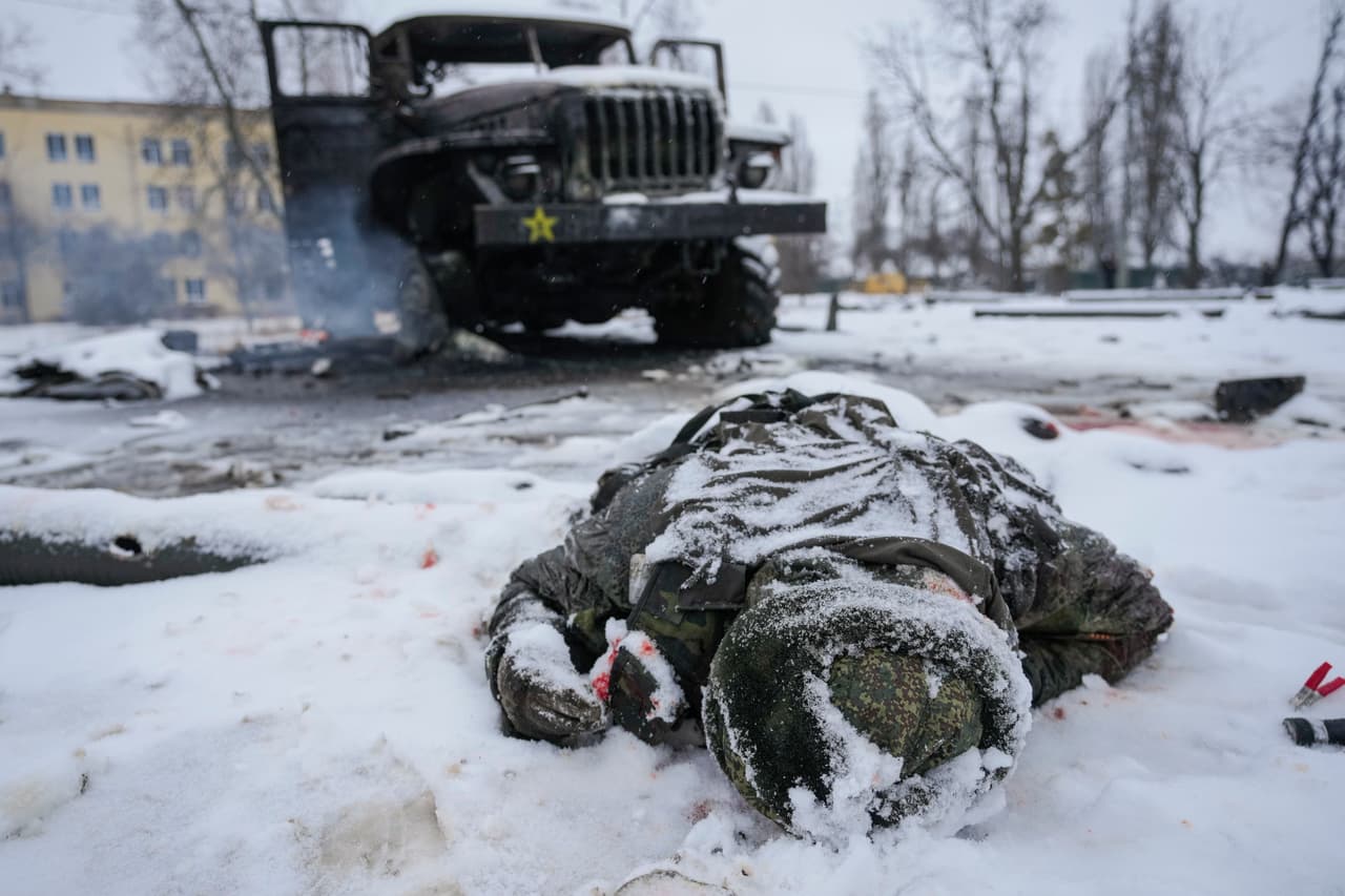 <a href="https://www.univision.com/noticias/enganoso-ucrania-creacion-rusia-comunista-putin">El presidente de Rusia, Vladimir Putin,</a> anuncia el 24 de febrero de 2022 una "operación militar especial" para proteger las autoproclamadas repúblicas separatistas prorrusas de Lugansk y Donetsk en el este, cuya independencia reconoce. 
<br>
<br>En la foto: El cuerpo de un militar cubierto de nieve junto a un vehículo lanzacohetes del ejército ruso destruido en las afueras de Járkov, Ucrania.
<br>