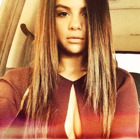 Selena Gómez bromeó por redes con su ex novio por los tuits de su padre y los fans no tardaron en hacer eco de las bromas.