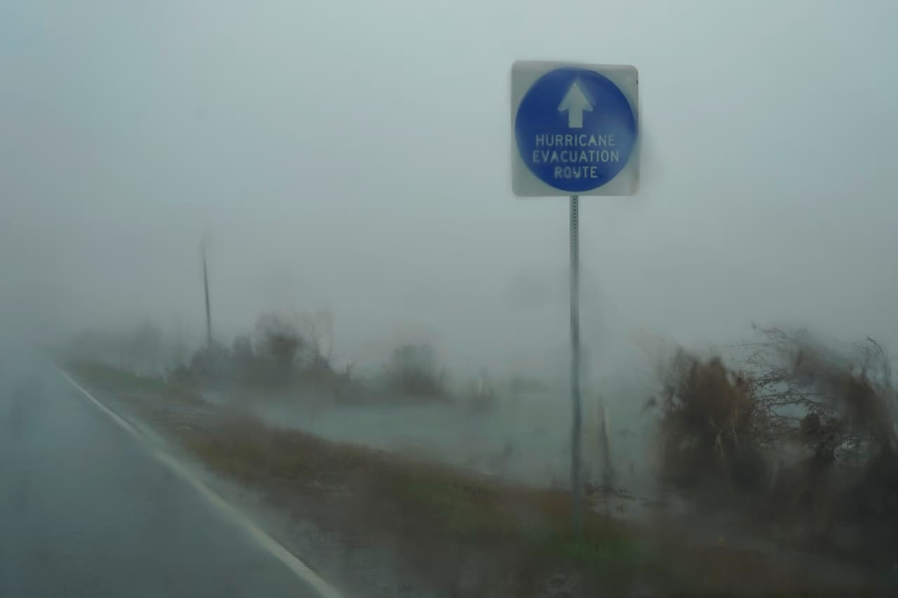 Los efectos de Delta también se han sentido en Galveston, Texas. 
<b>Algunas casas en construcción sufrieron daños considerables por las fuertes lluvias y ráfagas de viento</b>, al igual que muhos árboles que cedieron contra el poder del fenómeno. Una señal de ruta de evacuación de huracanes a penas se puede ver por la fuerte lluvia. 
<br>