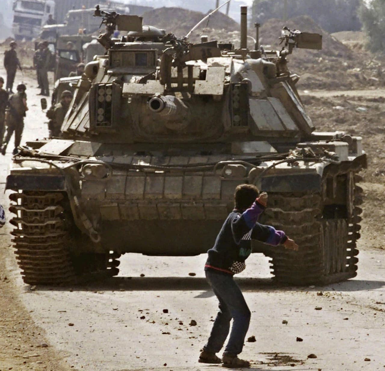 Las imágenes de guerra también sirven para reflejar la desigualdad en los conflictos. Una de las más simbólicas en ese sentido es esta de 
<b>un niño palestino con una piedra </b>en la mano frente a un imponente tanque israelí en la Segunda Intifada, el 29 de octubre del 2000.