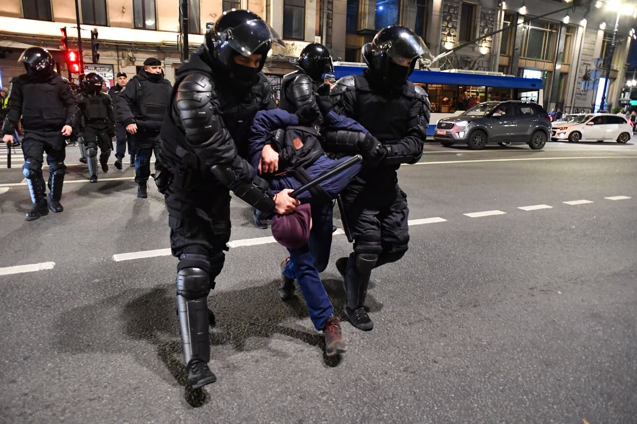 "A las 18.36 GMT (14.36 ET) ya hubo más de 1,113 personas detenidas en 38 ciudades", señaló la organización independiente OVD-Info, que hace seguimientos de arrestos y ha sido declarada "agente extranjero" en Rusia, de acuerdo con la agencia Efe.
