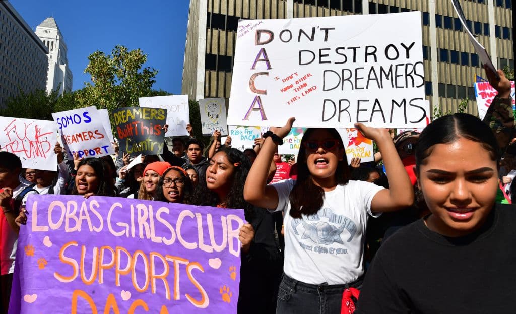 Kamala Harris se reúne con dreamers para evaluar el impacto del fallo de Texas contra DACA