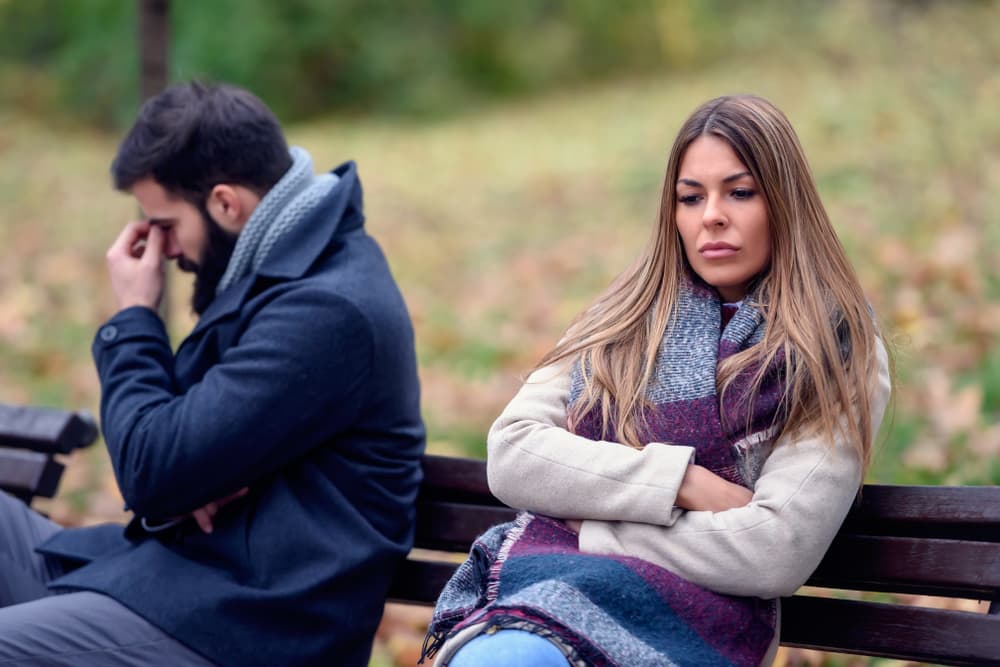Hay parejas que han tenido serios problemas porque en un viaje en auto uno de ellos ha estado callado admirando el paisaje y la otra persona empieza “¿Por qué no hablas? ¿En qué estás pensando?, y expresiones similares que terminan por agobiar a quien simplemente está disfrutando tu compañía y también el paisaje. La comunicación no es solamente a través de la palabra. Un toque cariñoso de la mano, una mirada, una caricia no necesita palabras.