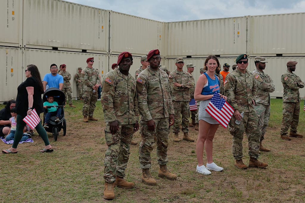 "No permitiremos que 
<b>una ciudad de Estados Unidos sea invadida y conquistada por un enemigo extranjero</b>. Eso es lo que son”, recalcó Donald Trump a los militares y sus familias.