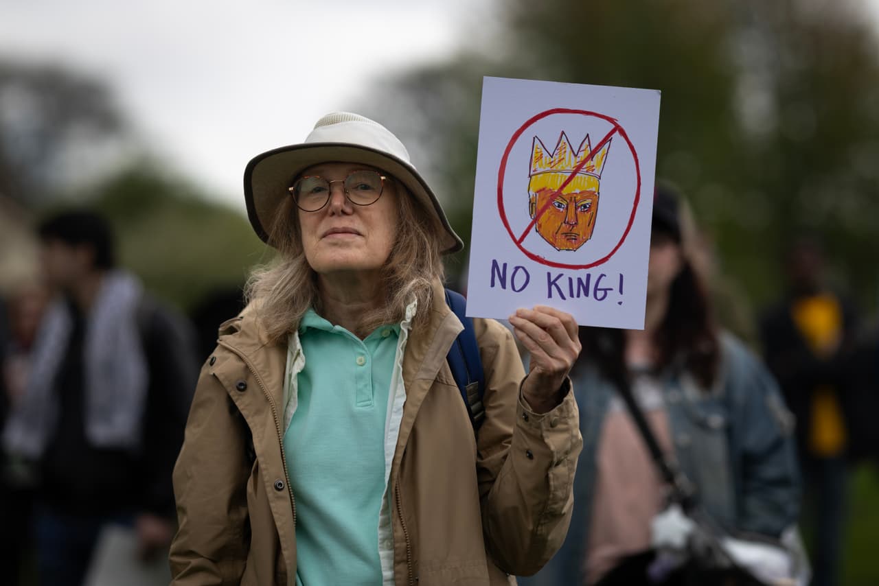 Manifestantes se reúnen en Union Park antes del inicio de una marcha para protestar contra las políticas del expresidente Donald Trump y mostrar su apoyo al trabajo sindical, el 1 de mayo de 2025, en Chicago, Illinois. La manifestación es una de más de mil programadas en todo el país.
<br> 
<br>
