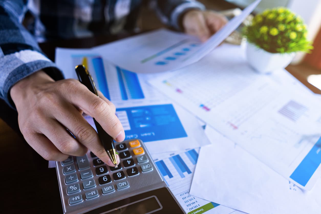 <b>4. Contador: </b>Un contador ayuda a la empresa a monitorear, corregir y recopilar sus finanzas, con responsabilidades que incluyen la declaración de impuestos, la actualización de registros financieros y la gestión de las cuentas de ingresos y gastos.