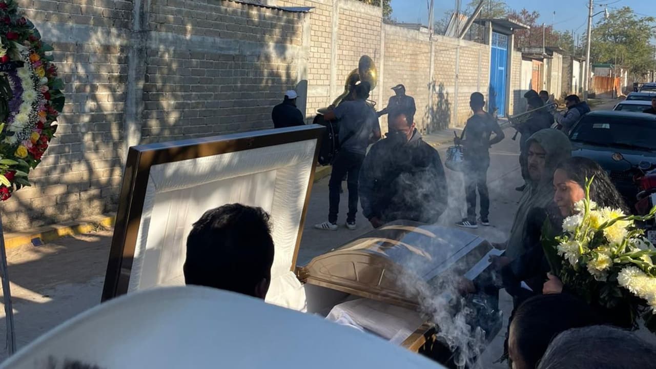 Después de llegar a Oaxaca, 
<a href="https://www.univision.com/local/san-francisco-kdtv/como-ayudar-a-las-familias-afectadas-por-el-tiroteo-en-half-moon-bay?ksks">familiares de los campesinos</a> oficiaron misas y sepultaron los cuerpos mientras sonaban con la banda canciones como “Mi Viejo”.
<br>