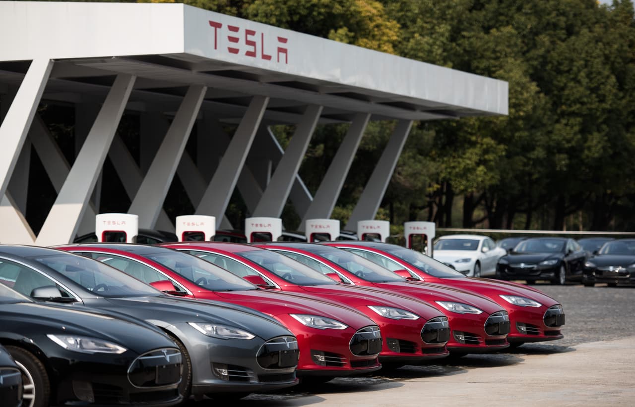 <b>Tesla</b> es la gran iconoclasta entre los pioneros de la conducción autónoma gracias al 
<b><a href="http://www.univision.com/noticias/tesla/una-ventana-al-futuro-tesla-anuncio-su-plan-maestro" target="_blank">enfoque agresivo y militante</a></b> de su fundador Elon Musk sobre la tecnología. Musk dijo que los detractores de la tecnología tienen 'sangre en las manos' y por criticarla ya que el manejo autónomos será el gran salvavidas en las calles del planeta. Irónicamente el único accidente a la fecha en el que el ocupante de un vehículo en modo autónomo 
<b><a href="http://www.univision.com/noticias/tesla/conductor-de-un-tesla-model-s-se-convierte-en-la-primera-victima-mortal-de-la-conduccion-autonoma" target="_blank">perdió la vida</a></b> ocurrió en un 
<b>Tesla Model S</b>. Hay que decir sin embargo que 
<b><a href="http://www.univision.com/noticias/tesla/autoridades-exoneran-el-sistema-de-conduccion-autonoma-de-tesla-en-primer-accidente-mortal-de-un-vehiculo-autoconducido" target="_blank">las investigaciones exhoneraron al sistema AutoPilot de Tesla</a></b> de toda falla y culpabilidad en el accidente.