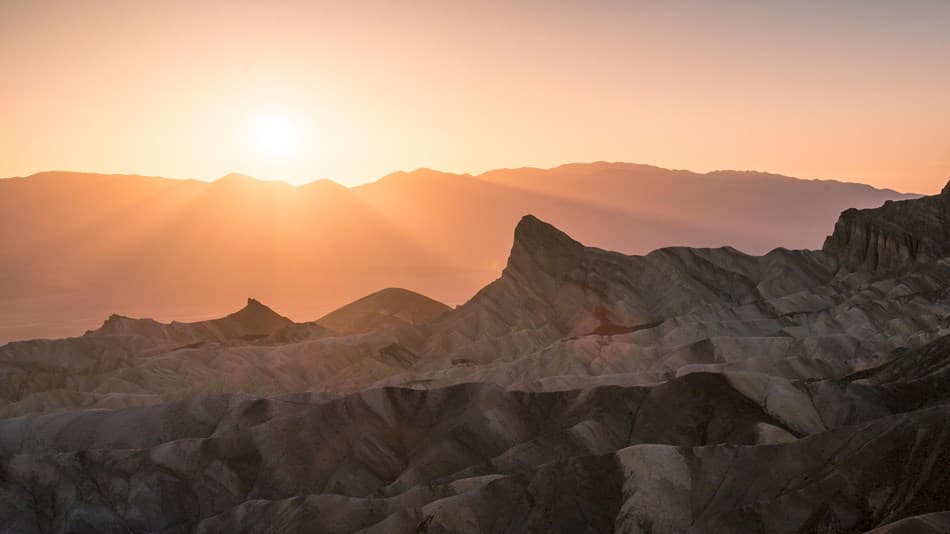 A pesar de su nombre, hay mucha vida en el 
<b><a href="https://www.nps.gov/deva/index.htm" target="_blank">Death Valley</a></b>
<a href="https://www.nps.gov/deva/index.htm" target="_blank"> </a>( Valle de la Muerte en español) el paisaje y el terreno de este parque te harán sentir en otro planeta. Si te gustan las aventuras extremas, entonces este parque es para ti. 
<br>Solo ten en cuenta las alertas de temperaturas en la zona, ya que por esta época más de 100 grados F forman parte del promedio diario.