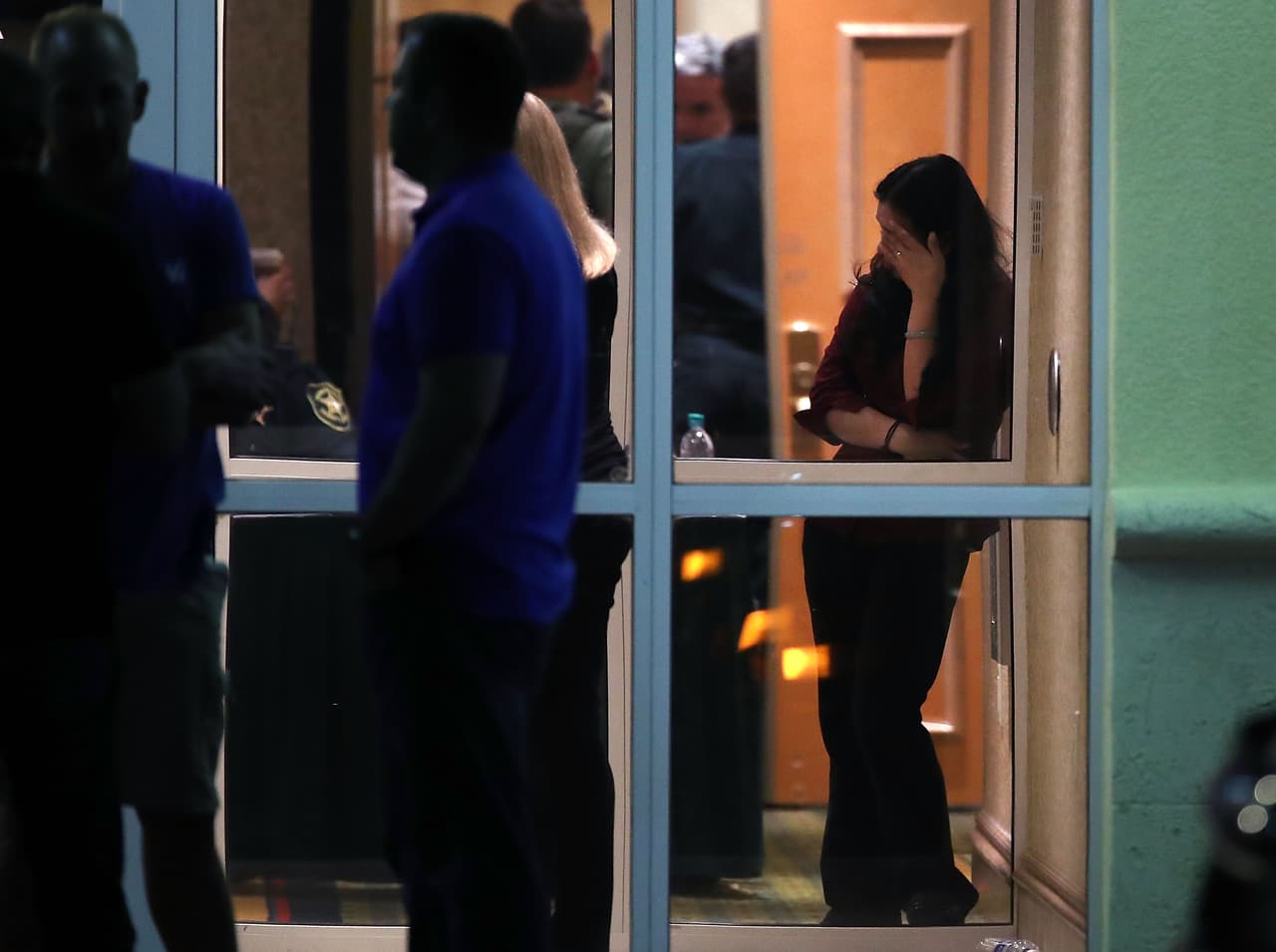 La espera angustiosa de los familiares de las víctimas en el hotel Marriot Heron Bay de Parkland, Florida. Allí fueron convocados para saber si sus hijos estaban sanos y salvos, heridos o muertos. Pasadas las 12:00 de la noche el FBI les comunicó la lista definitiva de los fallecidos.
