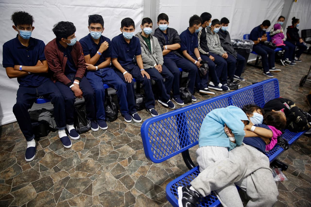 El recorrido de este martes mostró la situación de 4,100 personas. La mayoría, 
<a href="https://www.univision.com/noticias/inmigracion/testimono-menor-cruzo-solo-la-frontera-mexico-rumbo-eeuu" target="_blank">niños y menores de edad</a> que han llegado solos a la frontera y esperan su traslado a instalaciones gestionadas por el Departamento de Salud para después ser llevados con un familiar o tutor. El acceso a medios se permitió dos días después del anuncio de la Casa Blanca el domingo pasado.