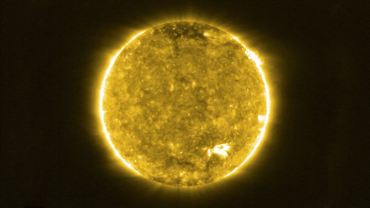 Una de las primeras tomas de nuestra estrella realizada por la sonda 
<i>Solar Orbiter</i> muestra al astro en todo su esplendor, parte de la primera serie de imágenes de un proyecto que involucra a la NASA y a la Agencia Espacial Europea. Son las fotografías más cercanas que se han hecho del Sol en la historia.