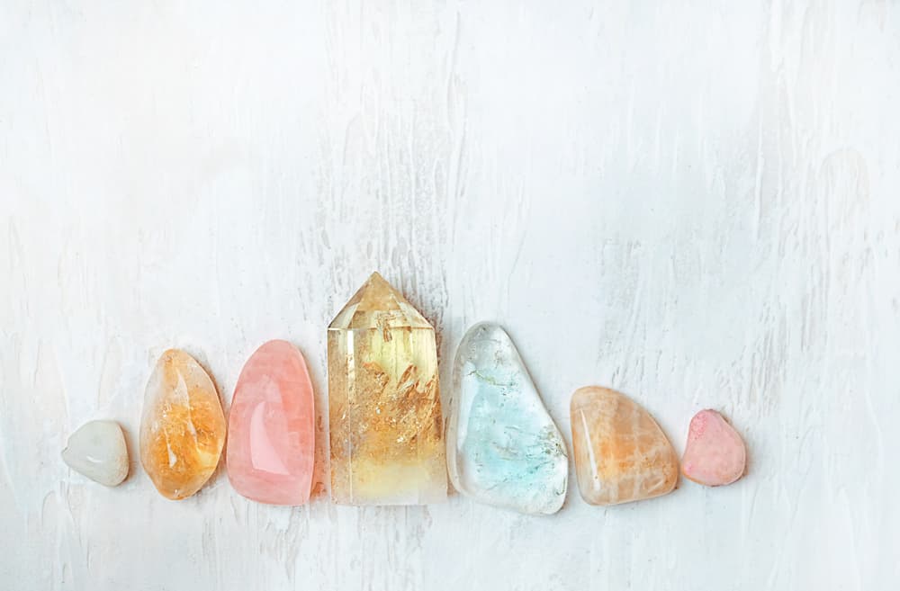 Otra opción más es cuando quieres usar tu piedra o cuarzo para otro propósito, sea otra intención o un ritual en particular. Es como un vaso o un plato: lo lavas una vez que tomaste soda y ahora quieres beber leche, ¿no? Con los cristales ocurre exactamente lo mismo.