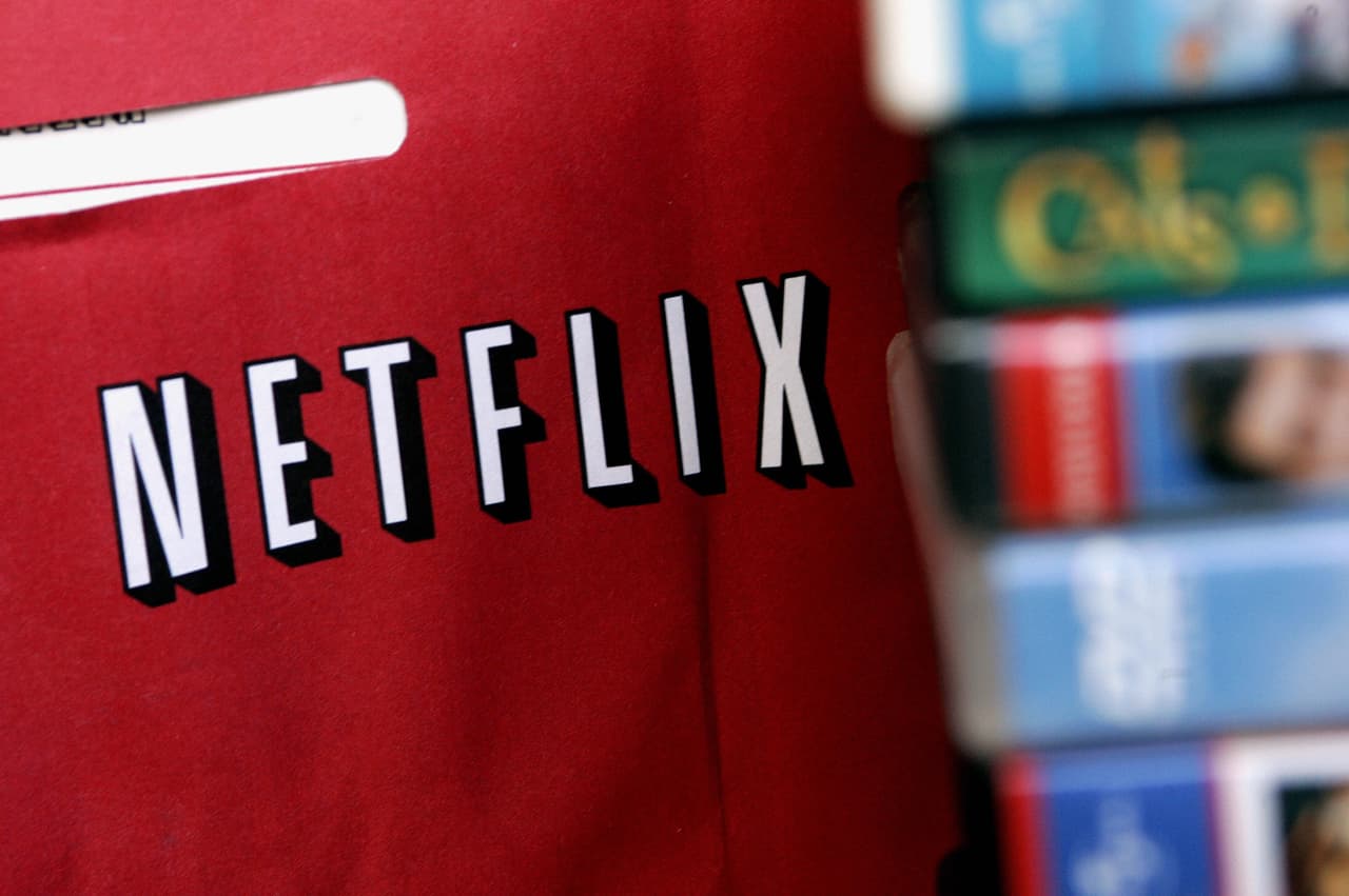 El gigante estadounidense de streaming Netflix respondió a la crisis en Ucrania diciendo que no cumplirá con las nuevas normas rusas para transmitir en 20 canales respaldados por el estado. Netflix debía cumplir bajo una serie de nuevas obligaciones en Rusia a partir del 1 de marzo, después de que se agregara a un registro de "servicios audiovisuales" supervisado por el regulador de comunicaciones del país, Roskomnadzor, el año pasado.