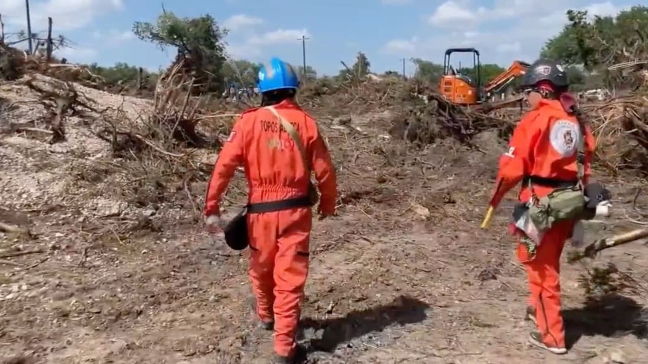 La heroica labor de los 'Topos de México', el grupo de rescatistas que llegó a Texas tras inundaciones