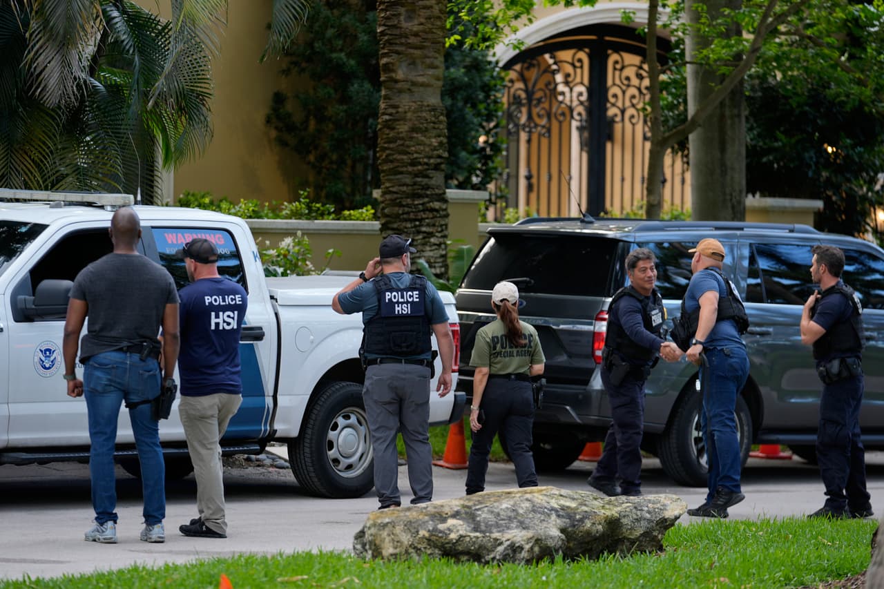 El allanamiento se presentó como parte de una investigación en curso por delitos de tráfico sexual llevada a cabo por autoridades federales de Nueva York, según fuentes de la agencia de noticias AP.
