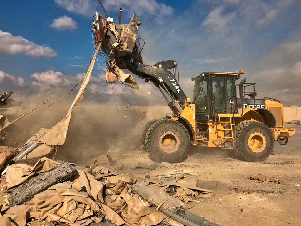 Los restos de las estructuras destruidas por el ataque son recogidos con maquinaria pesada. 
<a href="https://www.cnn.com/2020/01/13/middleeast/iran-strike-al-asad-base-iraq-exclusive-intl/index.html" target="_blank">Según un reporte de CNN</a> despues de un recorrido por las instalaciones, los soldados estadounidenses se refugiaron en bunkers subterráneos de concreto que datan de la era de Saddam Hussein.
