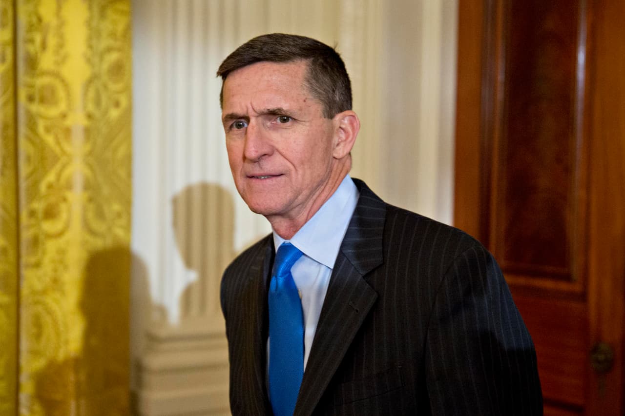 <b>Michael Flynn: el primer asesor de Seguridad Nacional de Trump que se vio obligado a dimitir de su puesto poco después de ser nombrado.</b> A finales de 2017 reconoció que mintió al FBI y admitió que sostuvo contactos con emisarios rusos, incluído el embajador 
<u><a href="https://www.univision.com/noticias/politica/revelan-documento-que-detalla-como-michael-flynn-mintio-al-fbi-sobre-sus-contactos-con-rusia">Sergey Kislyak</a></u>. Según Flynn las reuniones fueron programadas por miembros equipo de transición del presidente., entre ellos, el yerno de Trump, Jared Kushner.
