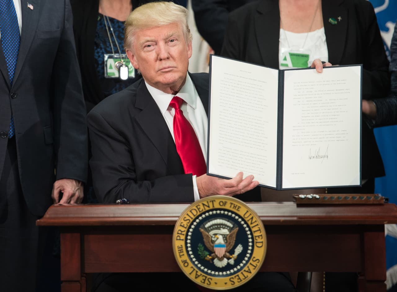 A golpe de acciones ejecutivas y memos, Donald Trump arma su propia reforma migratoria