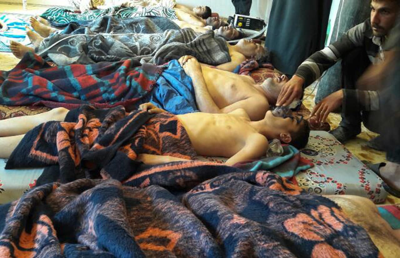 "Los horribles acontecimientos de ayer demuestran desgraciadamente que los crímenes de guerra siguen (cometiéndose) en Siria y que el derecho internacional humanitario es violado frecuentemente", dijo Guterres al llegar a Bruselas, donde se celebra una conferencia sobre el conflicto sirio. Las víctimas son atendidas en el suelo en Khan Sheikhoun, Siria. 4 de abril de 2017.