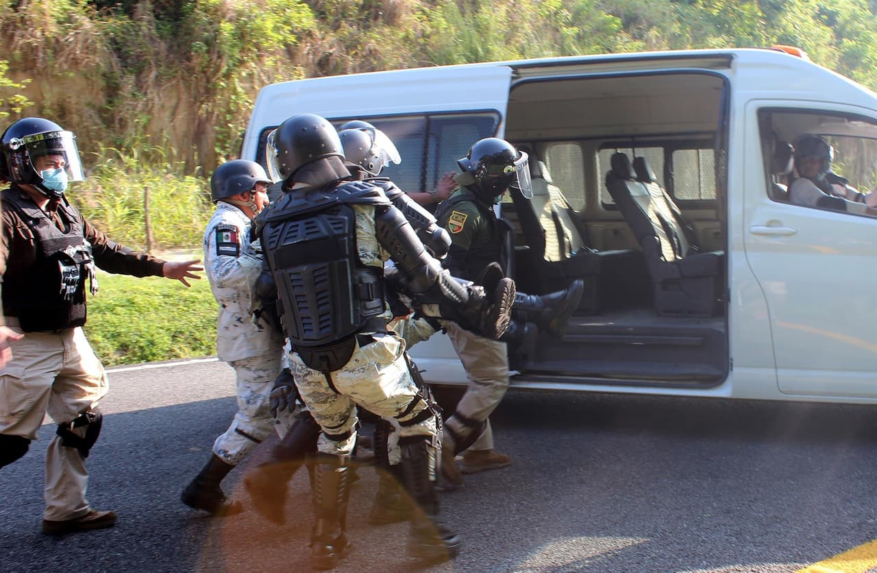 Integrantes de la Guardia Nacional, auxilian a uno de sus compañeros que resultó herido después del enfrentamiento con un grupo de migrantes en la población de Pijijiapan, en Chiapas (
<a href="https://www.univision.com/temas/mexico-city">México</a>). El Diario Del Sur, Chiapas, publicó imágenes del momento en que agentes federales fueron golpeados por los migrantes de la caravana. “Alrededor de 10 elementos fueron agredidos por integrantes de la caravana migrante al querer contenerlos", dijo 
<a href="https://twitter.com/diariosur_oem/status/1456360768169988097?s=20" target="_blank">el reporte</a>.