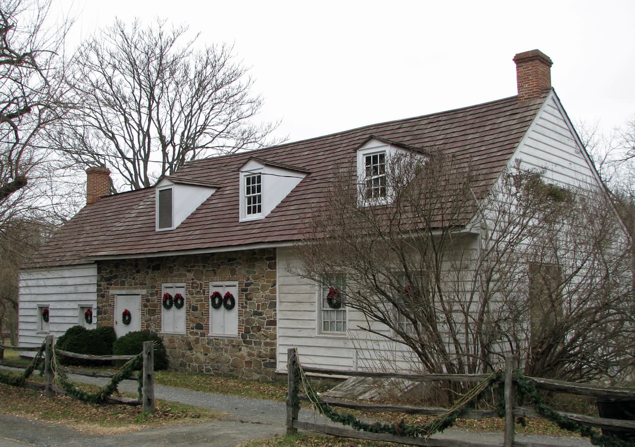 <b>Britton Cottage (Staten Island, 1670)</b>
<br>
<br>Este hogar también forma parte de Historic Richmondtown, una colección de edificios coloniales en Staten Island que contiene estructuras de los siglos 17, 18 y 19. La parte más antigua de la casa data de aproximadamente 1670. La estructura completa fue trasladada de New Dorp al sitio histórico para ser preservada.
