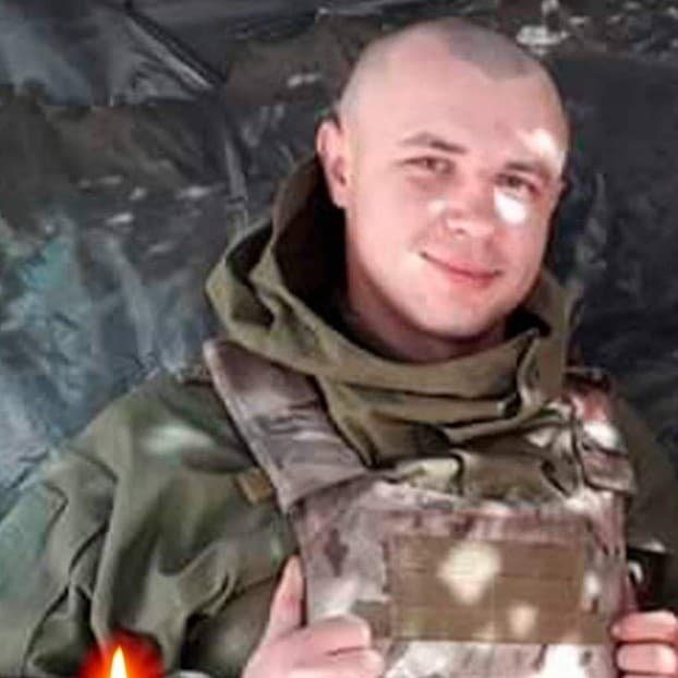 Ante esa información, el Ministerio de Defensa ruso, Igor Konashenkov, aseguró que "nuestras pérdidas son mucho menores que en el campo ucraniano". En la foto aparece un joven militar ucraniano muerto en combate.
