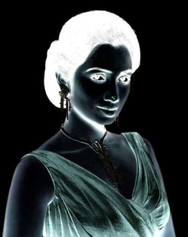 Si miras fíjamente a la nariz de eta mujer durante diez segundos y después miras una luz verás a la mujer en color.