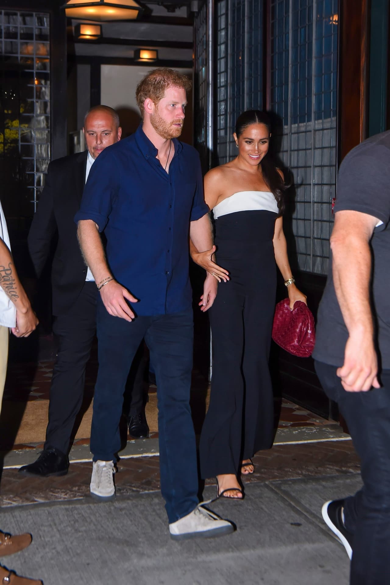 La duquesa de Sussex lo combinó con un bolso tejido rojo de Bottega Veneta, así como unas sandalias negras de tiras de la firma Aquazzura.
<br>