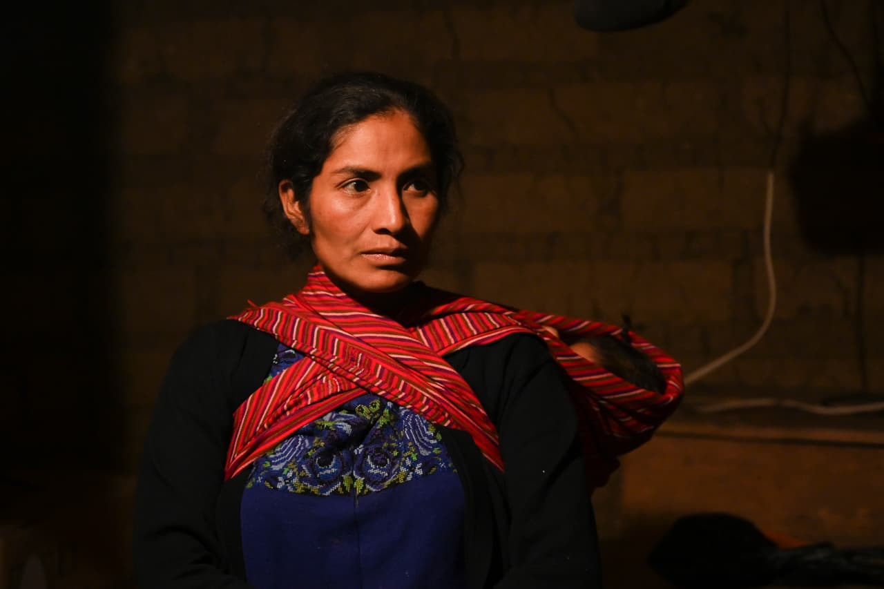 María Mauricio es la madre de Anderson. En el pueblo de Comitancillo han dado por hecho el fallecimiento de 13 de sus habitantes en la masacre de Camargo y no porque las autoridades les hayan informado oficialmente. Lo suponen 
<b>por lo que escuchan en las noticias, porque algunos de ellos recibieron una llamada anónima </b>de alguien que les informaba de las muertes, o porque desde el jueves 21 de enero 
<a href="https://www.univision.com/noticias/america-latina/una-comunidad-de-guatemala-llora-sus-familiares-sin-tener-la-certeza-de-que-murieron-en-mexico">sus familiares no los llamaron más</a>.