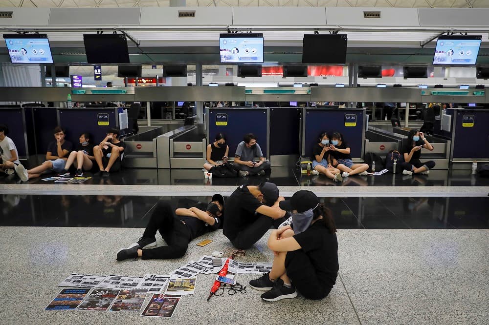 "Los manifestantes radicales usaron armas peligrosas contra el cuerpo policial, y esto constituye un serio delito penal y una señal de terrorismo", dijo Yang en una comparecencia en la que no se admitieron preguntas, según el diario hongkonés 
<i>South China Morning Post.</i>