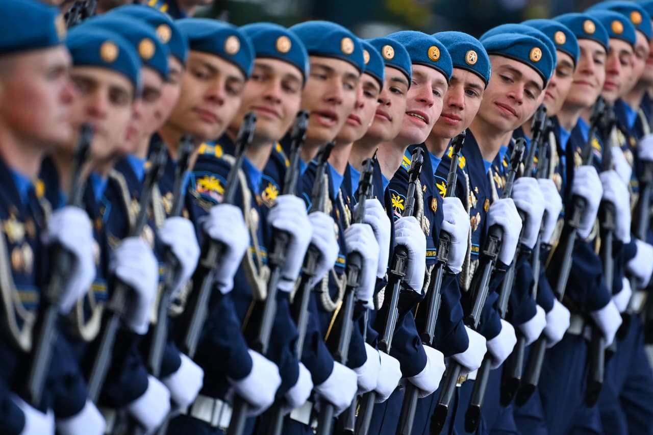 El orgullo y el patriotismo generalmente asociados con la festividad más importante de Rusia se mezclan con la inquietud sobre lo que puede traer el Día de la Victoria de este año. 
<br>