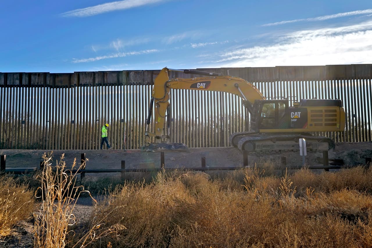 Según el reporte de NPR, el Cuerpo de Ingenieros del Ejército de los Estados Unidos, que supervisa el enorme proyecto de 15,000 millones de dólares, dice que no especulará sobre las acciones que la administración entrante "puede o no tomar". Mientras tanto, una hermosa área natural cambia para siempre.