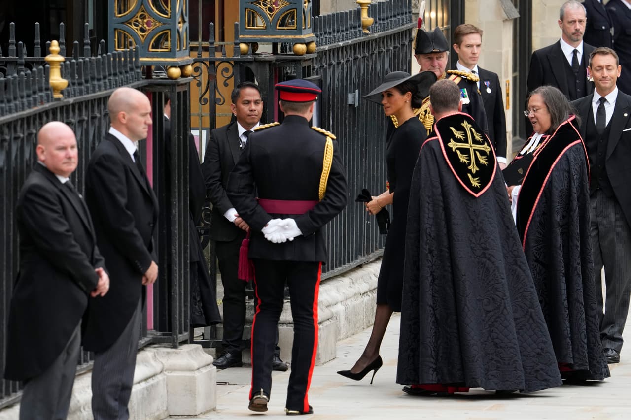 La actriz en retiro y el príncipe Harry asistieron al funeral sin sus 
<b><a href="https://www.univision.com/famosos/hijos-harry-meghan-markle-archie-lilibeth-principes-titulo-real-rey-carlos" target="_blank">dos hijos: Archie (3 años) y Lilibet (1). </a></b>
<br>