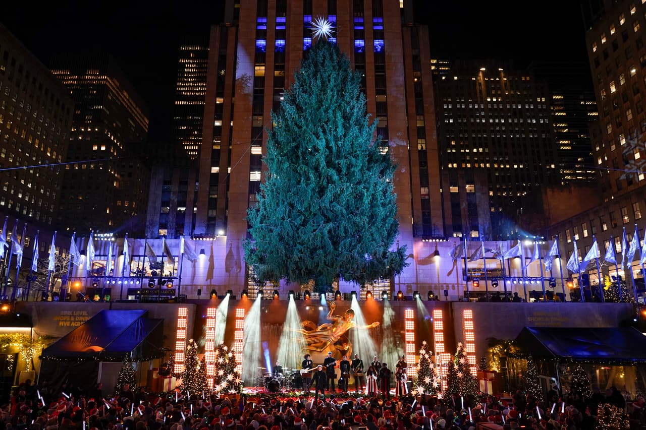 A partir de este fin de semana, las calles alrededor del Rockefeller Center también serán cerradas 
<b>entre las 11:00 de la mañana y la medianoche</b> todos los días.