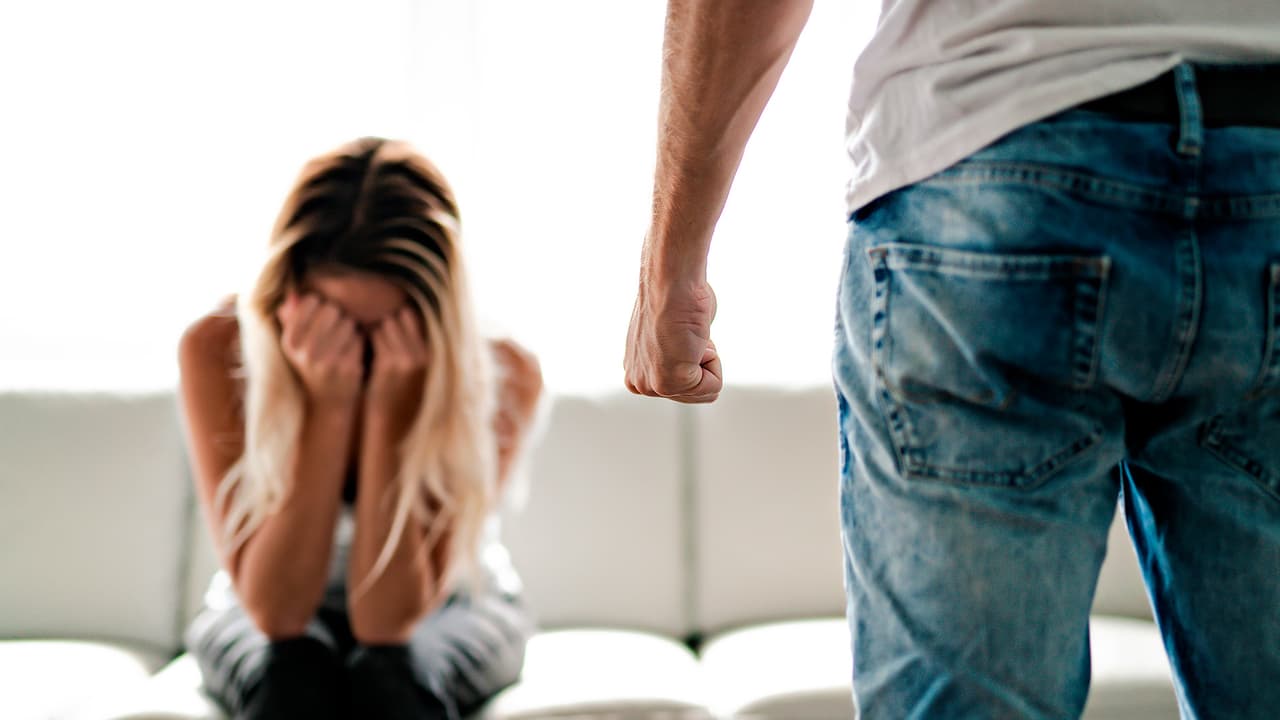 Si necesitas 
<b>soporte o asistencia inmediata</b>, comunícate a las líneas directas las 24 horas:
<br>- Línea Directa Nacional de Violencia Doméstica: 800-799-SAFE (7233)
<br>- Línea Directa Nacional de Agresión Sexual: 800-656-HOPE (4673)
<br>- Línea de ayuda Servicios de Violencia Sexual y Doméstica: 602-279-2980 o (800) 782-6400
<br>- Línea de ayuda para nativos Strong Hearts: 844-762-8483
<br>- Línea ayuda para abuso en el noviazgo: 866-331-94-74
<br>- También puedes enviar un mensaje de texto al: (520) 720-3383
<br>- Línea de ayuda para la prevención del suicidio: 988.